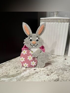 Gray Felt Bunny Treat Holder with Pink Daisy Egg